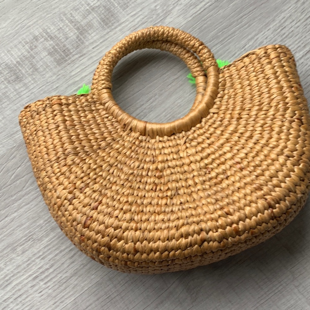 NWOT Jade tribe Round Woven Straw Handbag with Neon Green Fringe. - Picture 4 of 13